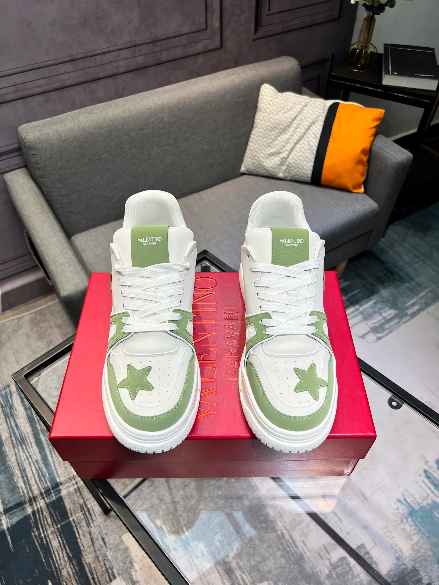 Men's Men's Shoes 💰660 Valentino 2023 early autumn new star shoes are now online! Wang Hedi and Ren Jialun have been worn by many celebrities. Who can refuse the same couple shoes as Wang Hedi! The design of Stars Stab My Heart is cool and spicy. The material of the shoes is cowhide, and every color is beautiful! Size 35-40, men’s size 39-44 (women’s 41, men’s 38, 45🉑️customized)
